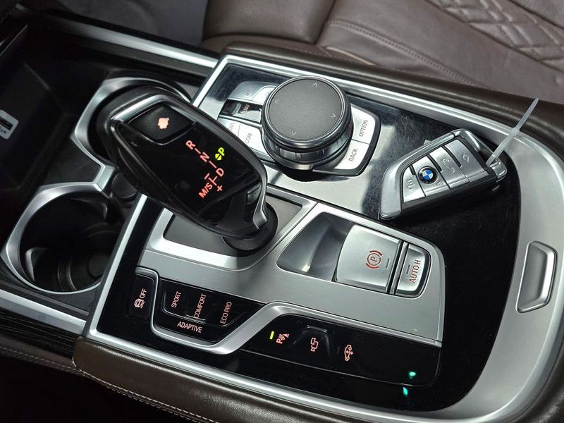 2017 BMW 7 Series M760Li xDrive photo 9