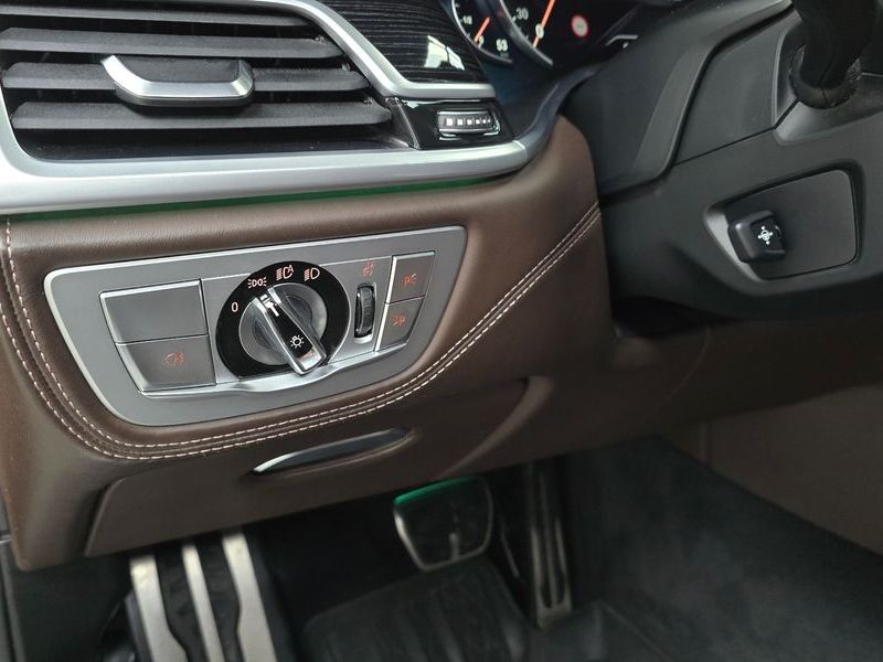 2017 BMW 7 Series M760Li xDrive photo 17