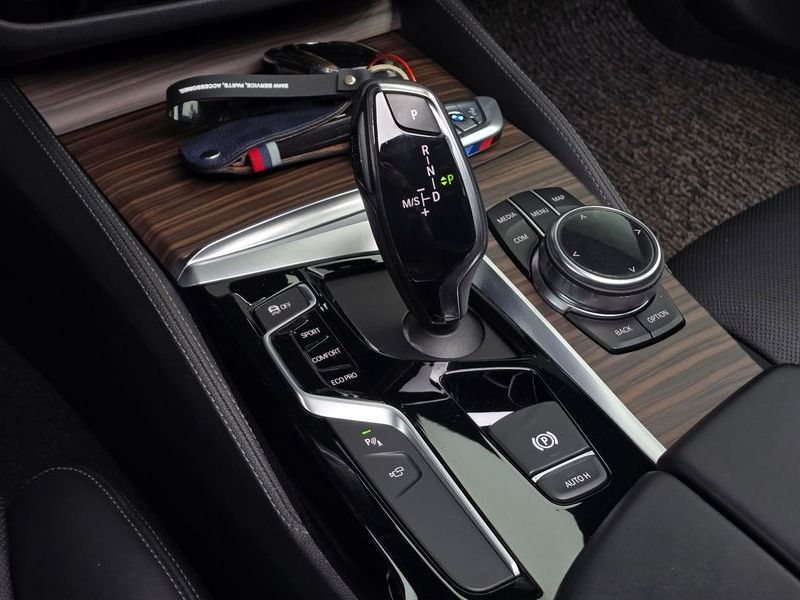 2017 BMW 5 Series 520d M Sport Package Plus photo 9