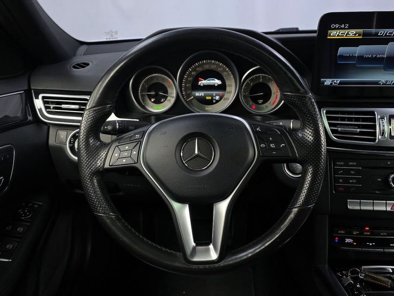 2016 Mercedes-Benz E-Class E220 Bluetec Avantgarde photo 13