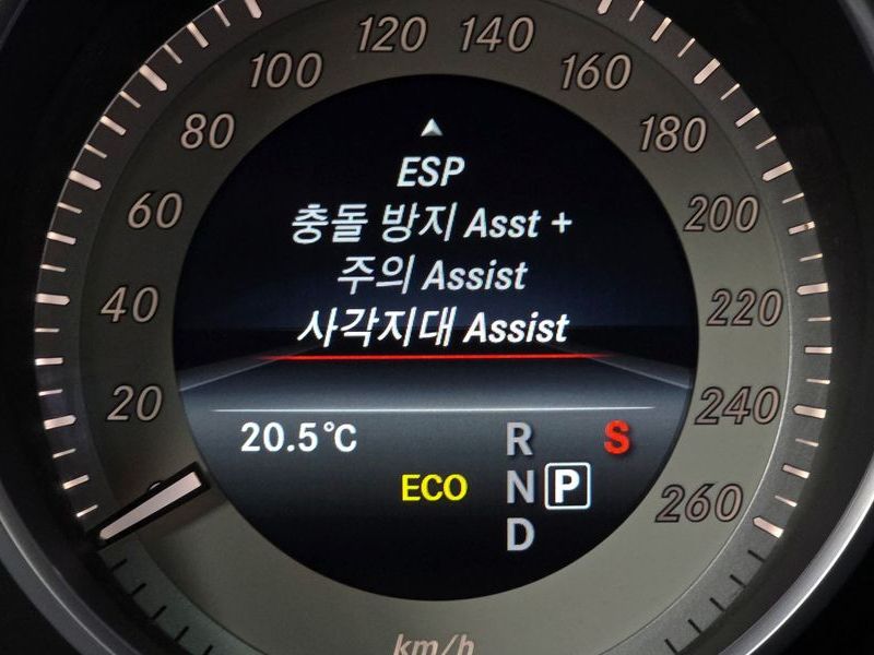 2016 Mercedes-Benz E-Class E220 Bluetec Avantgarde photo 16