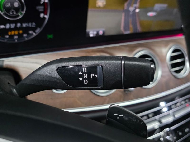 2017 Mercedes-Benz E-Class E300 4MATIC Exclusive photo 9
