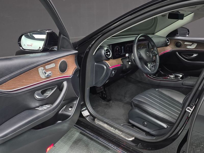 2017 Mercedes-Benz E-Class E300 4MATIC Exclusive photo 10