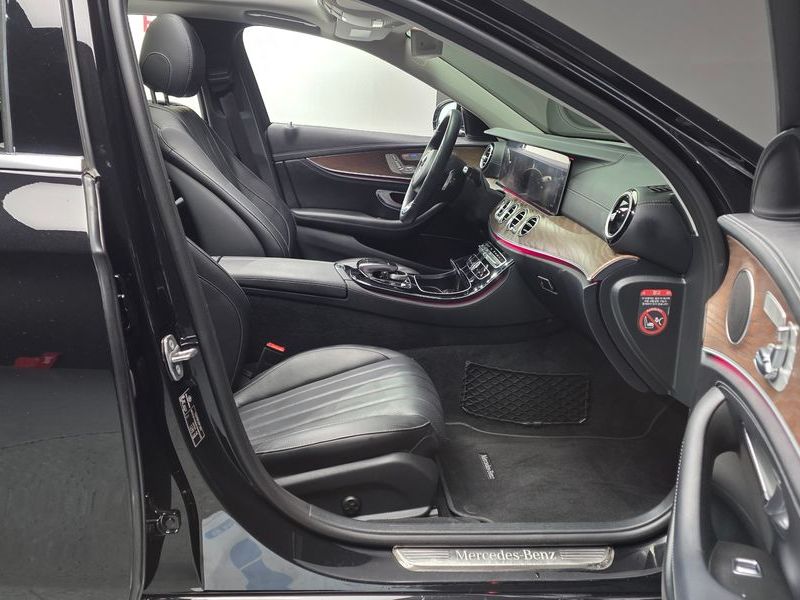 2017 Mercedes-Benz E-Class E300 4MATIC Exclusive photo 11