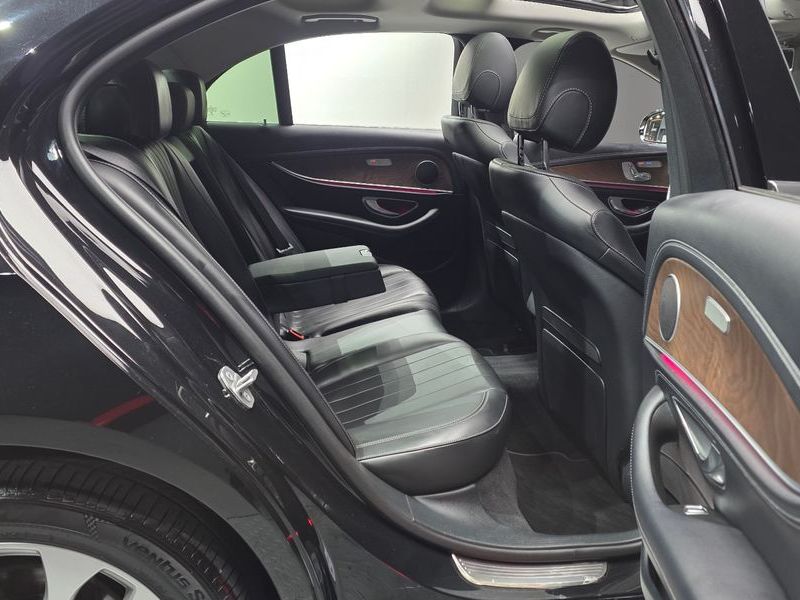 2017 Mercedes-Benz E-Class E300 4MATIC Exclusive photo 12