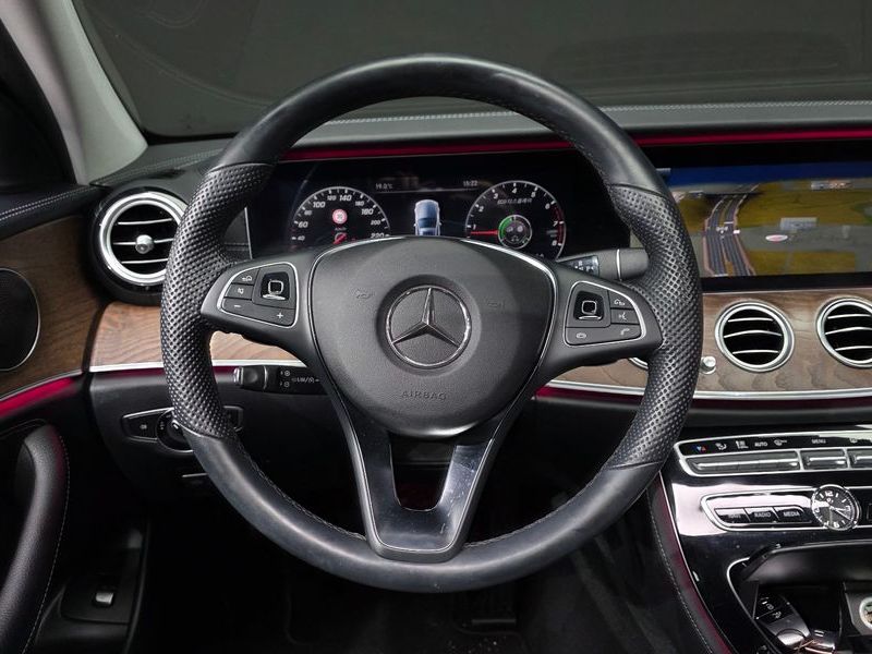 2017 Mercedes-Benz E-Class E300 4MATIC Exclusive photo 13