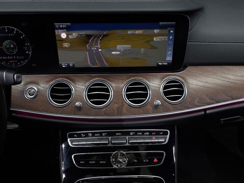 2017 Mercedes-Benz E-Class E300 4MATIC Exclusive photo 14