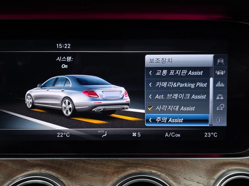 2017 Mercedes-Benz E-Class E300 4MATIC Exclusive photo 16
