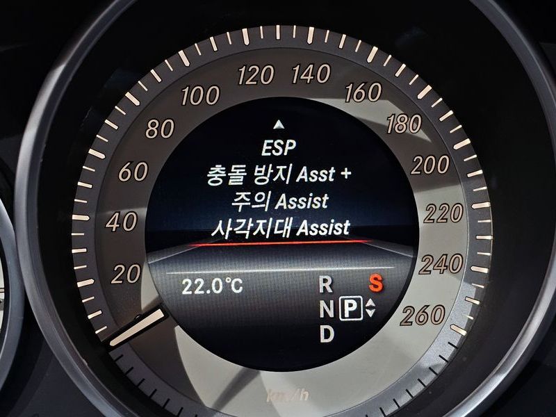 2015 Mercedes-Benz E-Class E300 4MATIC Avantgarde photo 16