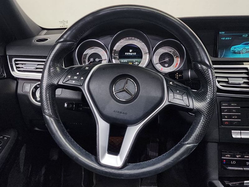 2016 Mercedes-Benz E-Class E200 Avantgarde photo 13