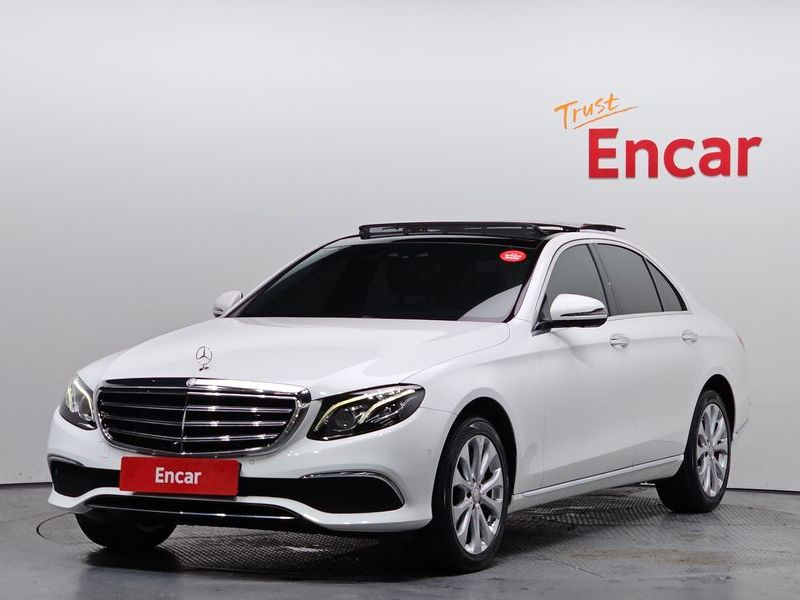 2017 Mercedes-Benz E-Class E300 4MATIC Exclusive photo 1