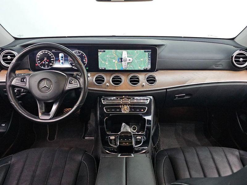 2017 Mercedes-Benz E-Class E300 4MATIC Exclusive photo 7