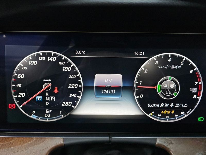 2017 Mercedes-Benz E-Class E300 4MATIC Exclusive photo 8