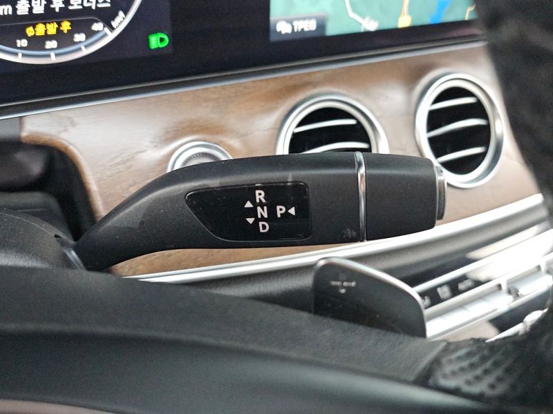 2017 Mercedes-Benz E-Class E300 4MATIC Exclusive photo 9