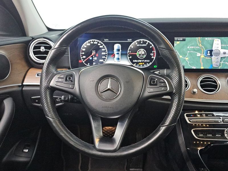2017 Mercedes-Benz E-Class E300 4MATIC Exclusive photo 11