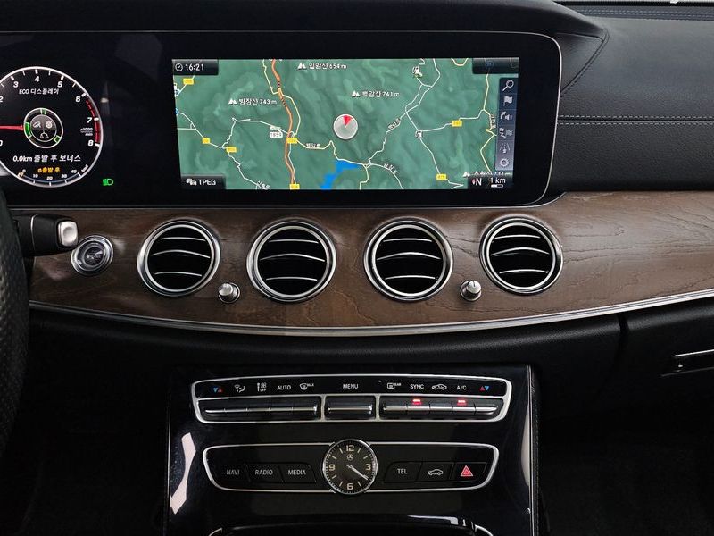2017 Mercedes-Benz E-Class E300 4MATIC Exclusive photo 12