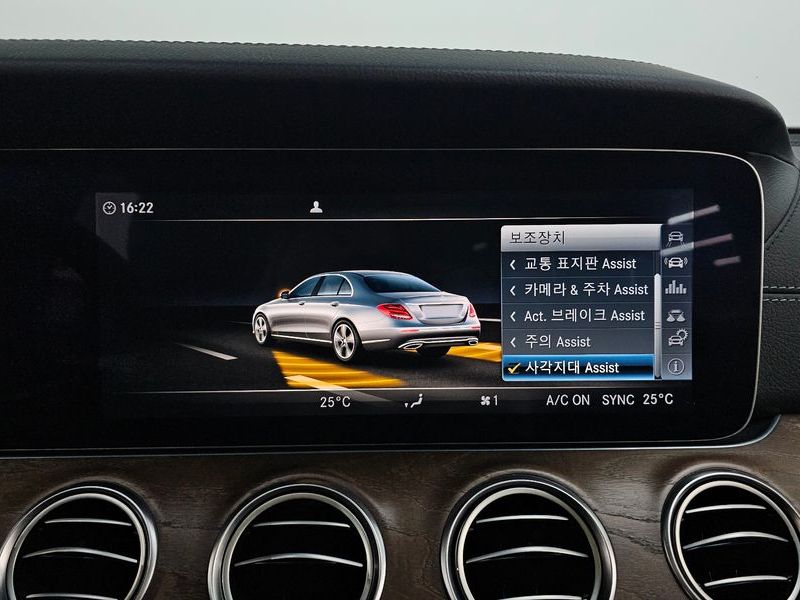 2017 Mercedes-Benz E-Class E300 4MATIC Exclusive photo 14
