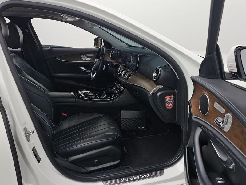 2017 Mercedes-Benz E-Class E300 4MATIC Exclusive photo 18