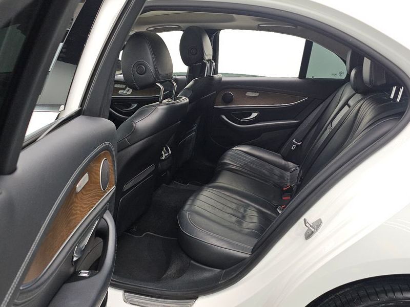 2017 Mercedes-Benz E-Class E300 4MATIC Exclusive photo 19