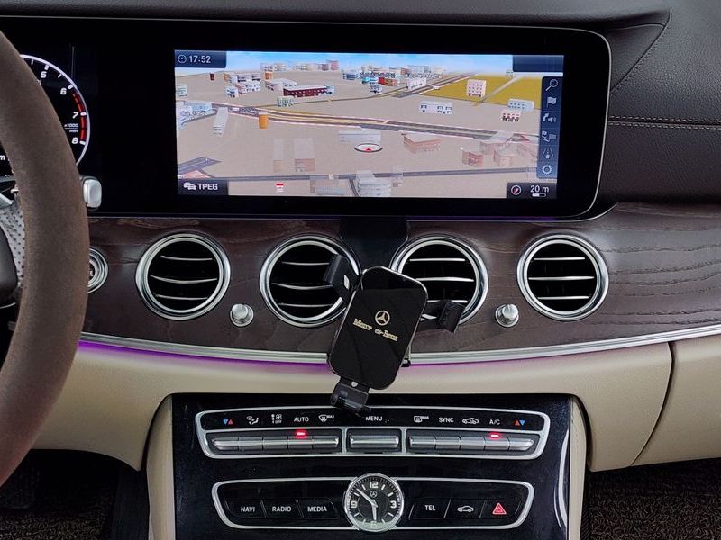 2017 Mercedes-Benz E-Class E300 Exclusive photo 14