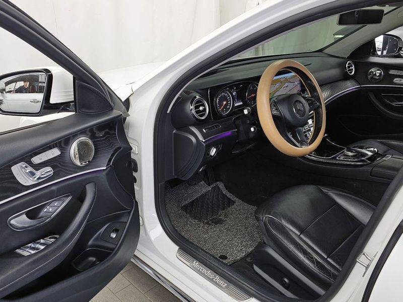 2017 Mercedes-Benz E-Class E220d Avantgarde photo 10