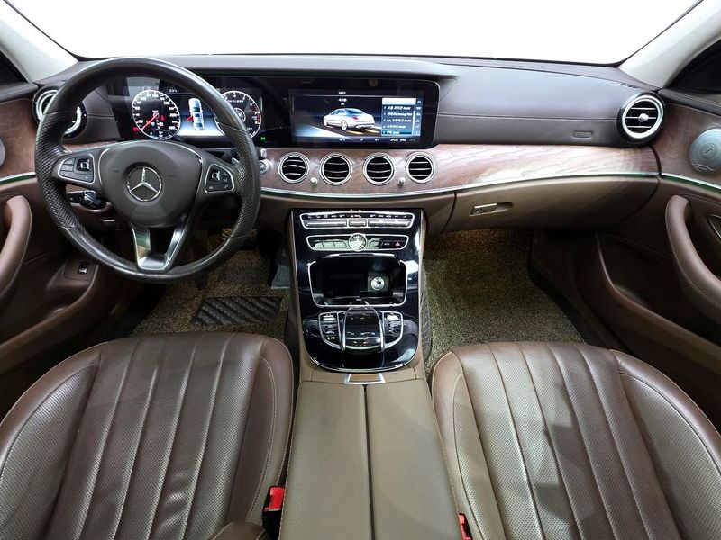 2017 Mercedes-Benz E-Class E300 Exclusive photo 7
