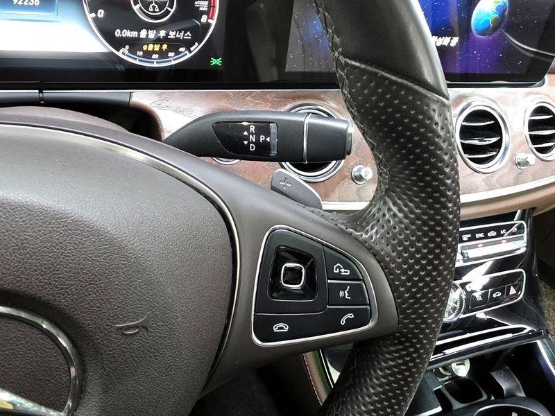 2017 Mercedes-Benz E-Class E300 Exclusive photo 9