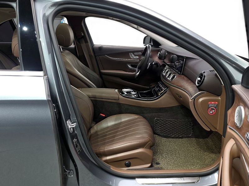 2017 Mercedes-Benz E-Class E300 Exclusive photo 11
