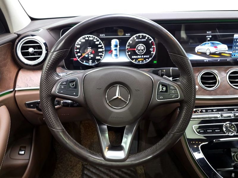 2017 Mercedes-Benz E-Class E300 Exclusive photo 13