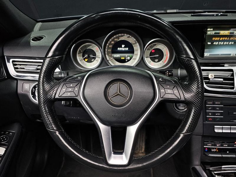 2016 Mercedes-Benz E-Class E220 Bluetec Avantgarde photo 13