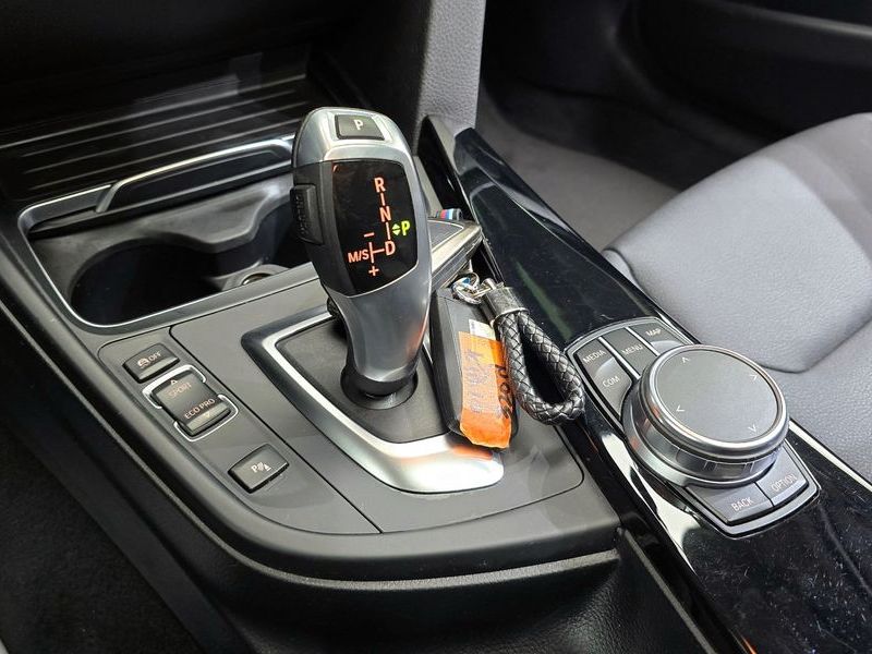 2017 BMW 3 Series 320d photo 9
