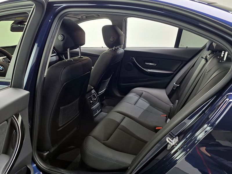 2017 BMW 3 Series 320d photo 11