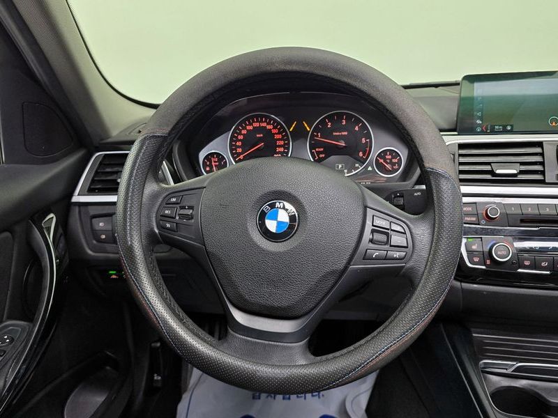 2017 BMW 3 Series 320d photo 15
