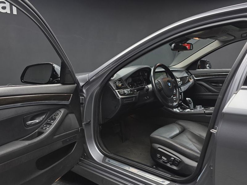 2016 BMW 5 Series 520d xDrive Luxury Plus photo 10