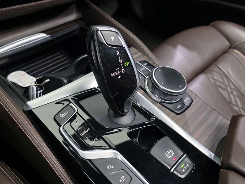 2017 BMW 5 Series 520d xDrive M Sport Package Plus photo 9
