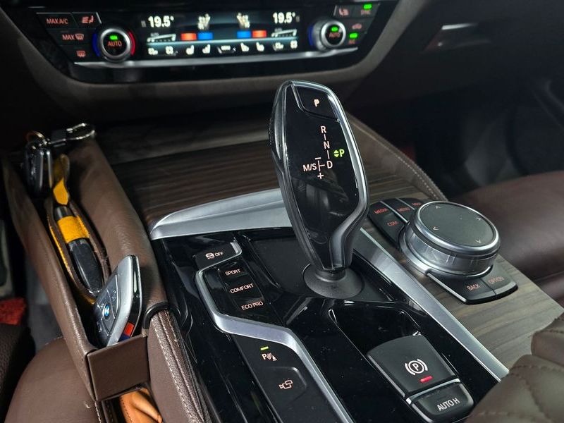 2017 BMW 5 Series 520d M Sport Package Plus photo 9