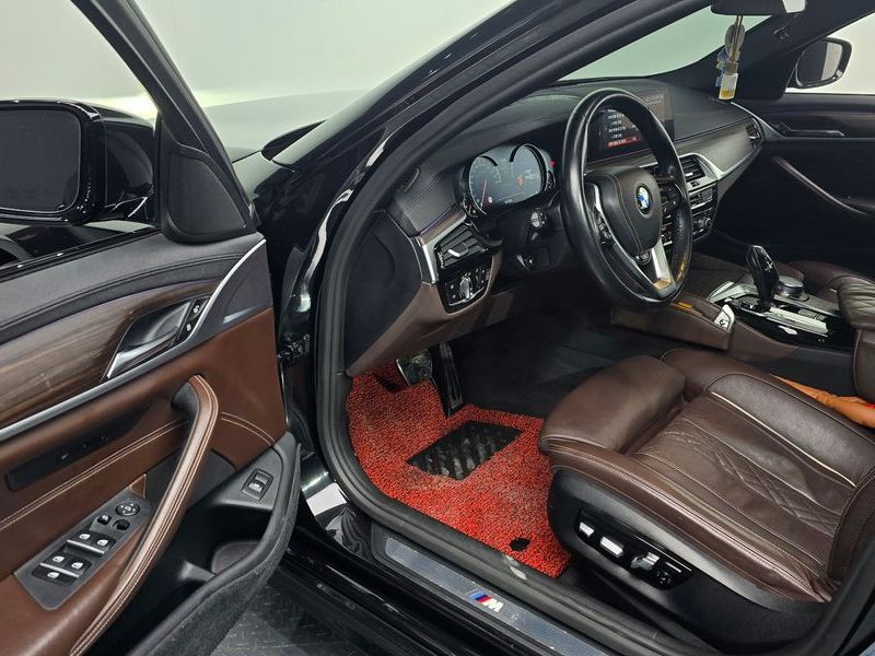 2017 BMW 5 Series 520d M Sport Package Plus photo 11