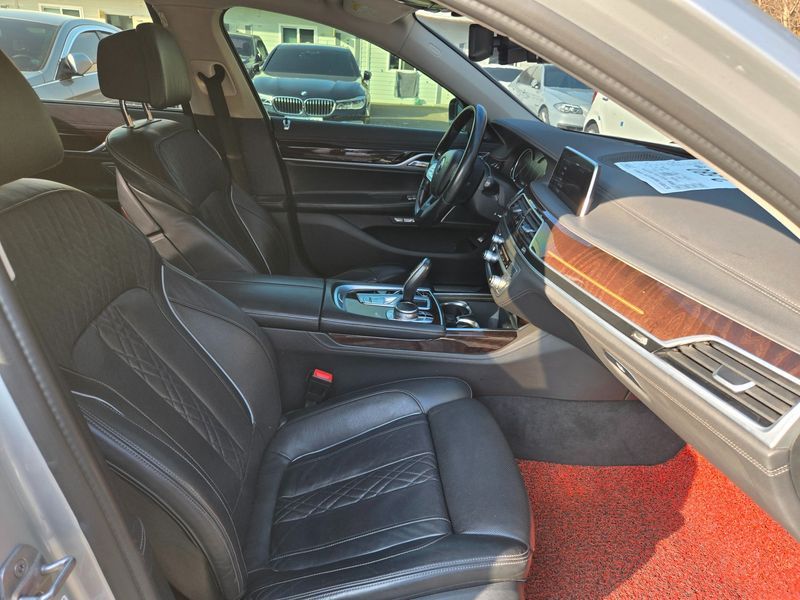 2016 BMW 7 Series 730d xDrive photo 13