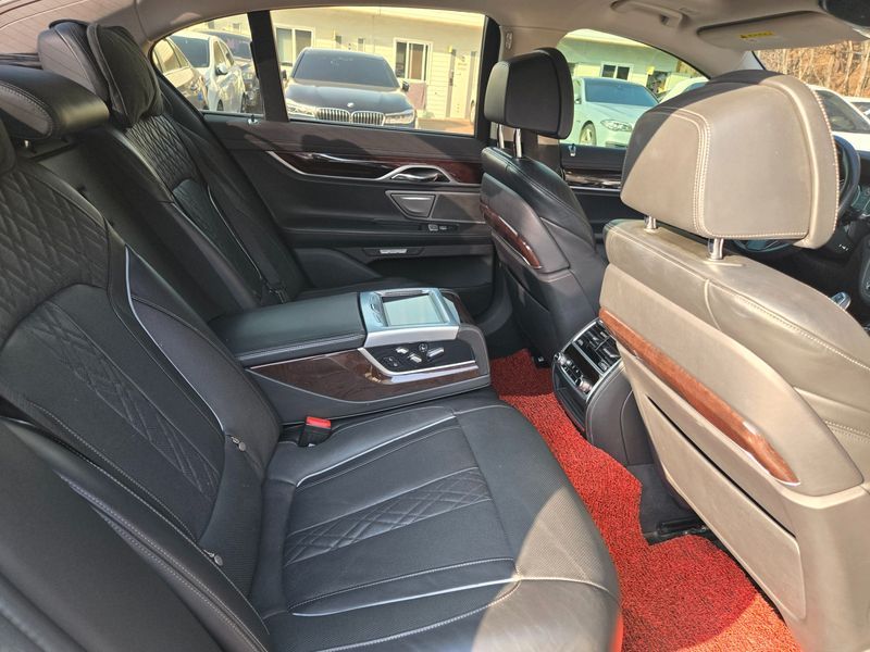 2016 BMW 7 Series 730d xDrive photo 14
