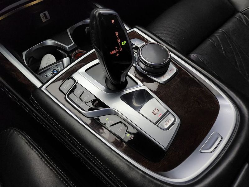 2016 BMW 7 Series 730d xDrive photo 9