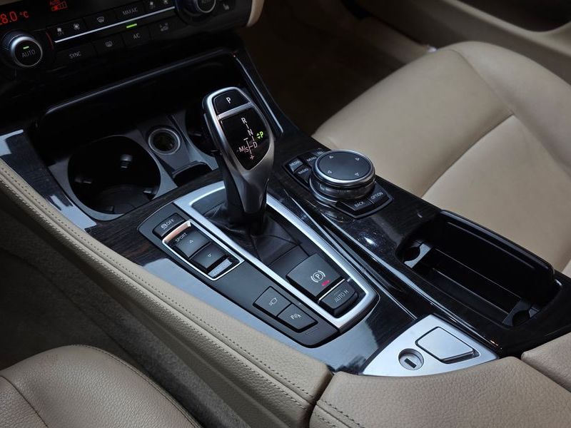 2015 BMW 5 Series 528i Luxury photo 9