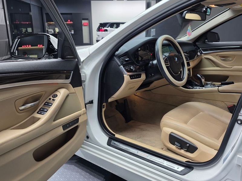 2015 BMW 5 Series 528i Luxury photo 10