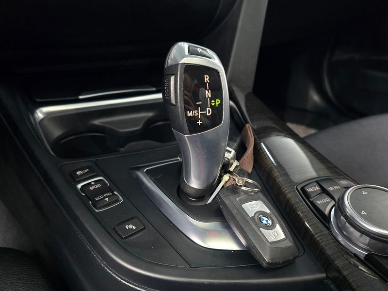 2015 BMW 3 Series 320i photo 9