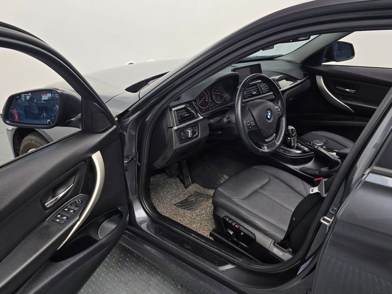 2015 BMW 3 Series 320i photo 12