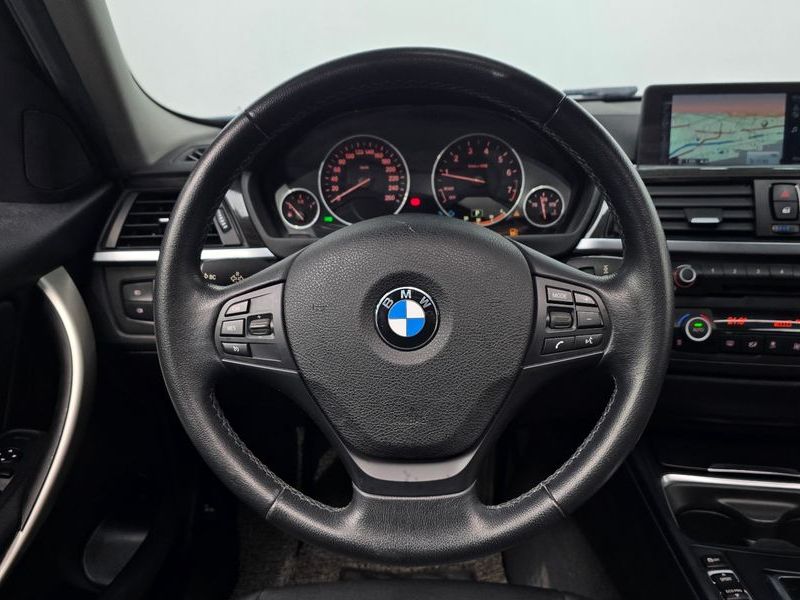 2015 BMW 3 Series 320i photo 14
