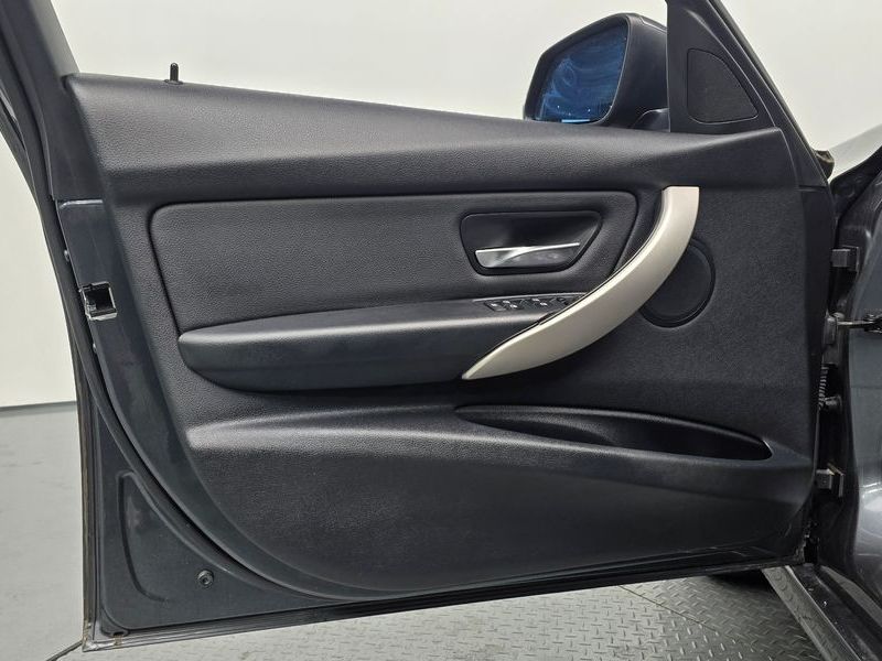 2015 BMW 3 Series 320i photo 25