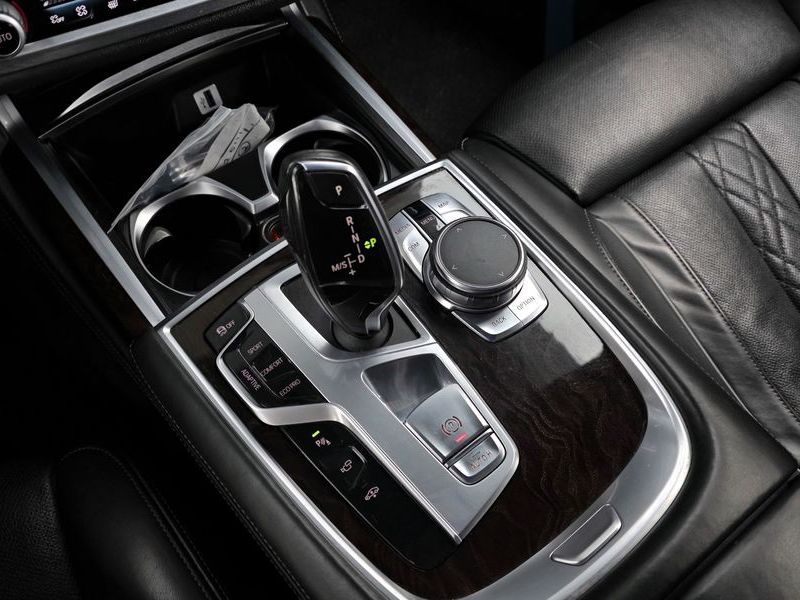 2016 BMW 7 Series 750Li xDrive photo 9