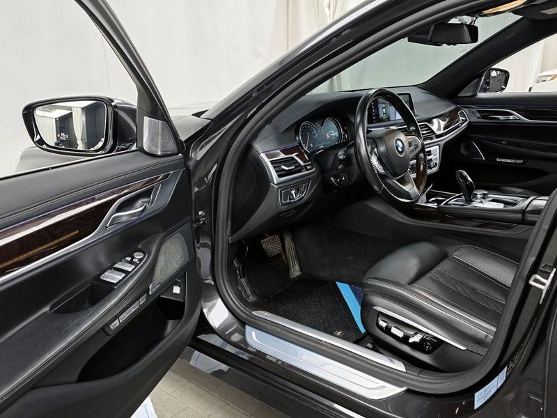 2016 BMW 7 Series 750Li xDrive photo 10