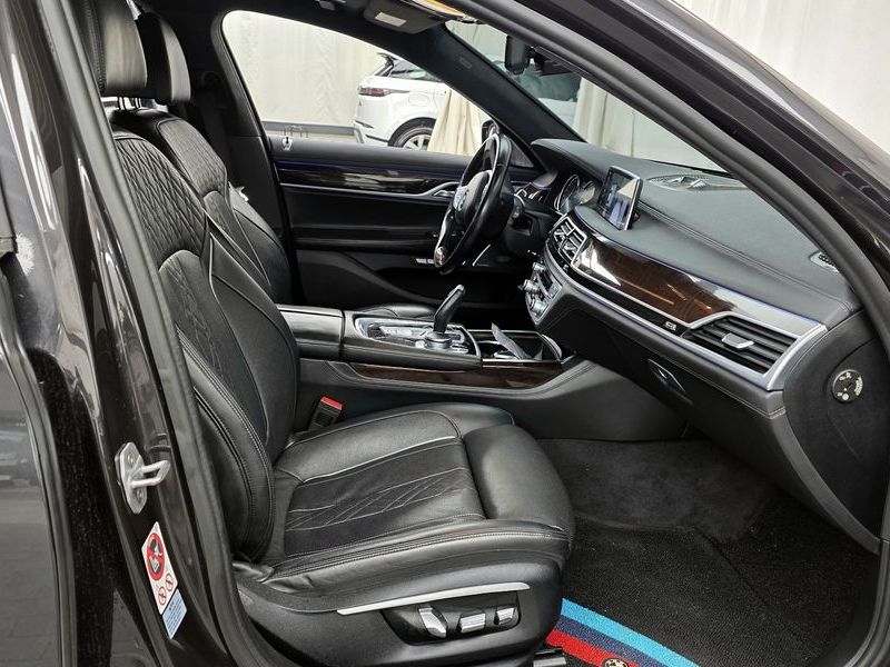 2016 BMW 7 Series 750Li xDrive photo 11
