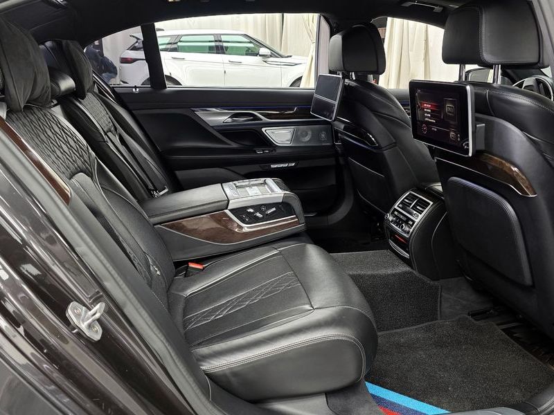 2016 BMW 7 Series 750Li xDrive photo 12